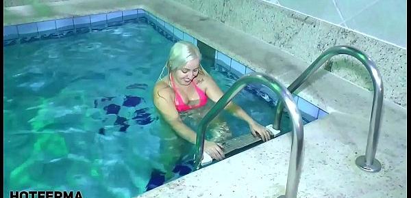  Fodendo a gordelícia na piscina